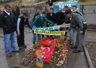 Karde� taraftarlar ma� �ncesi bir arada