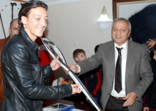Mesut �zil'den Mourinho'ya baston