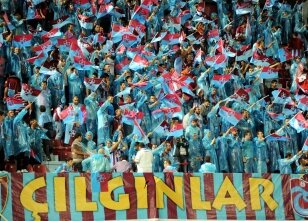 F�rt�na taraftar�yla bulu�uyor