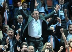 G.Saray'da y�netim sahaya indi