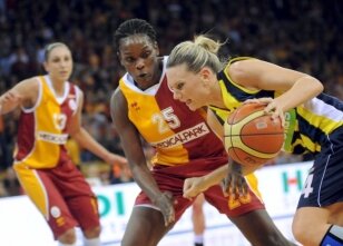 Derbide g�len lider oldu