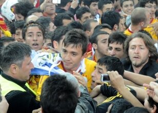 Arena'da taraftarlar sahaya girdi!