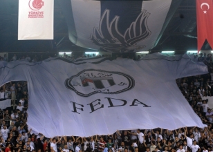 Be�ikta� taraftar� salona s��mad�!