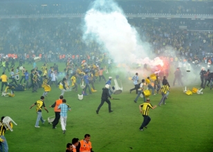 Trib�nler sahaya indi!