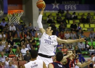 Anadolu Efes, yar� final vizesi ar�yor