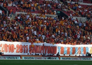 TT Arena'da F.Bah�elileri ��ld�rtan pankart! 