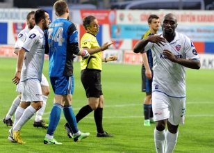 Karab�k F.Bah�e'yi y�kt�, k�mede kald�