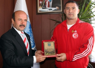 Atalay'�n ba�ar�s�na memleketi kay�ts�z kalmad�