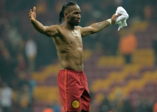 Didier Drogba, Emmanuel Emenike'yi ge�ti