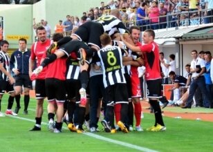 Manisaspor hata yapmad�, Adana'y� ge�ti!