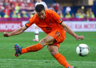 Eyvah! Van Persie...