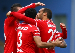 Kartal zirveyi b�rakmak istemiyor