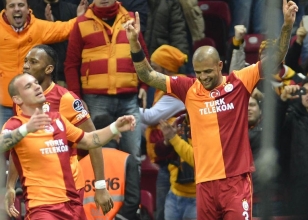 G.Saray'dan 6.5 y�l sonra ayn� ba�ar�!