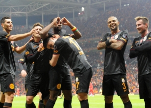 'Y�lmaz' zirve takip�ileri!