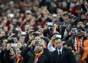 Arena'daki ilgin� sesin kayna��