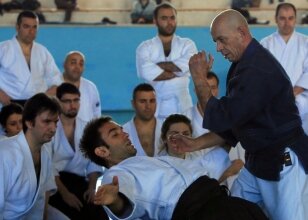 Aikido i�in d�nyay� dola��yor!