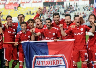 Alt�nordu kupas�n� ald�!..