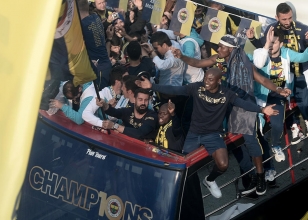 Kad�k�y'de efsaneler an�ld�! I��k g�sterileri...