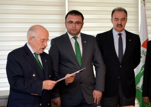 C�neyt �zkan ba�kanl�k i�in iddial�