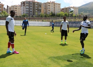 Akhisar Belediyespor'da yaprak d�k�m�