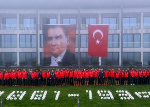 Milliler, B�y�k �nder Atat�rk'� and� 