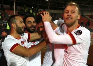 Aslan zirve takibi i�in sahaya ��k�yor