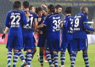 Onlar oynas�nlar, vars�n yenilsinler..