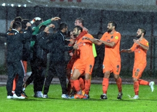 Antalyaspor evinde darmaduman!