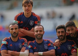 Ba�ak�ehir evinde bombalad�! Tek att�!