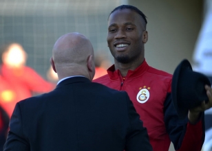 Drogba yine hoca oldu!.. Oray� i�aret etti!