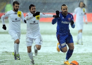 Karab�kspor evinde �ift att� 3 ald�!