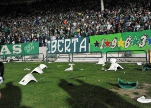 Polis k�f�r eden taraftarlar�n pe�inde