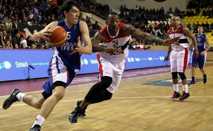 Anadolu Efes, son saniyede y�k�ld�! 