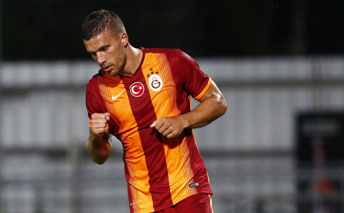 Podolski'den 'merhaba'!