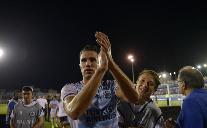 Van Persie, tek vuru�la tarihe ge�ti! 