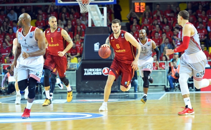 Galatasaray, kupay� �stanbul'a b�rakt�!