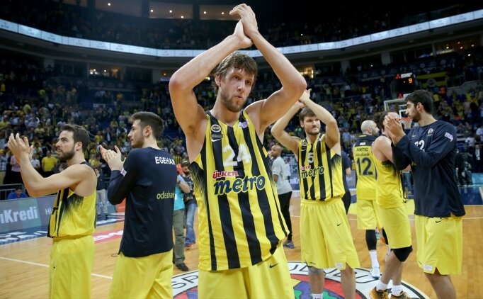 Fenerbah�e, Galatasaray'� devirdi!