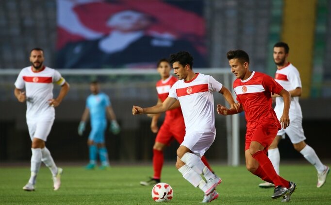 �zmir'de futbolcular demokrasi i�in sahaya ��kt�