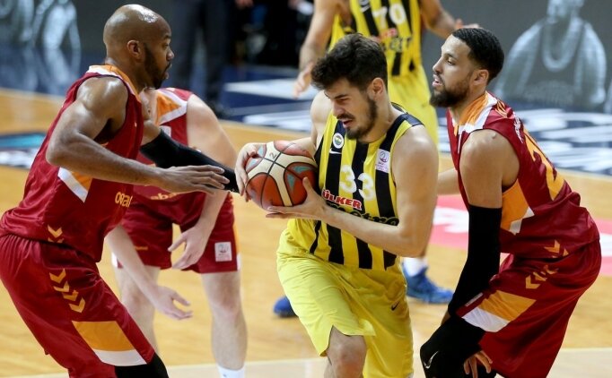 Fenerbah�e derbide Galatasaray'� devirdi