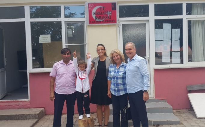 Terlikle koşan minik kıza ayakkabı hediye edildi