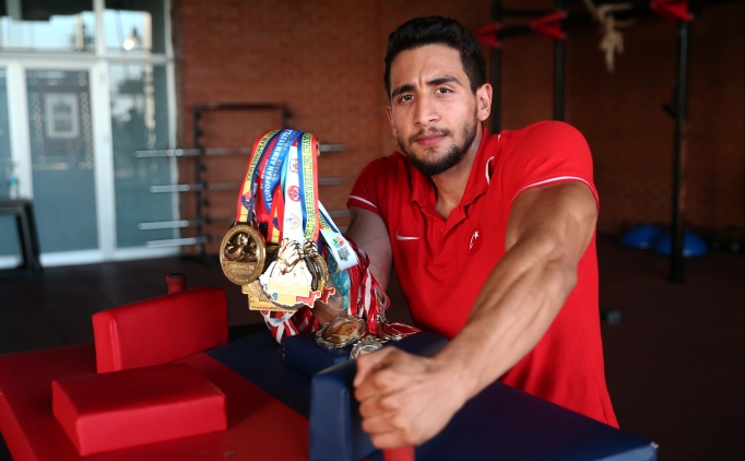 'Demir bilek' Fatih, 7 yıllık spor hayatına 25 madalya sığdırdı
