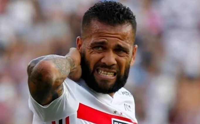 Dani Alves'e maç sırasında arı saldırdı