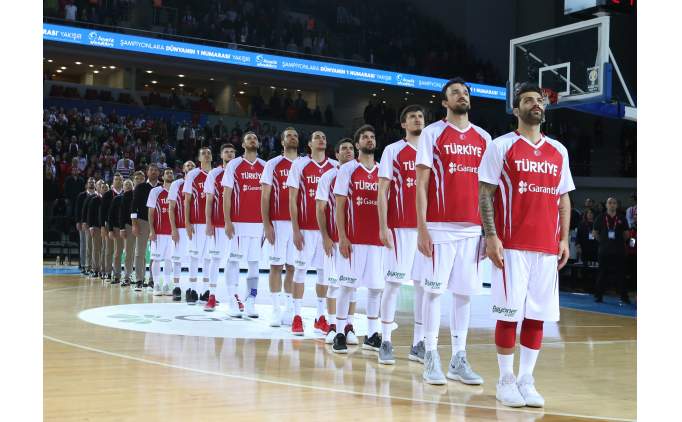 12 Dev Adam'�n konu�u Slovenya!