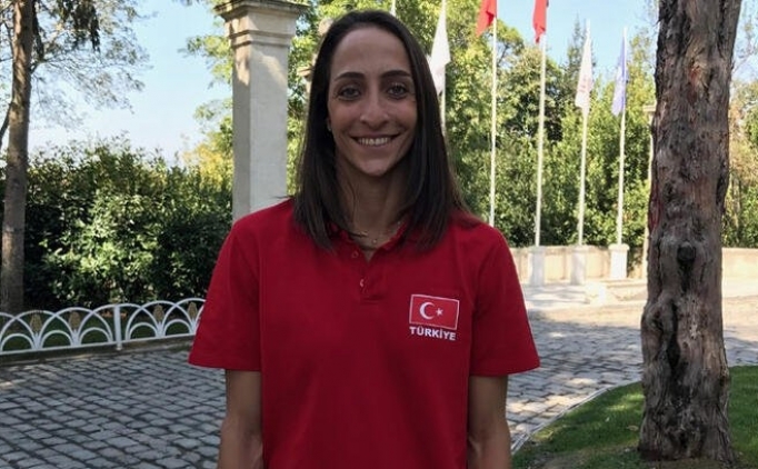 Gözde Kırdar milli takımı yalnız bırakmıyor