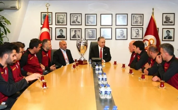 Kupa şampiyonu voleybolcular, Mustafa Cengiz'i ziyaret etti