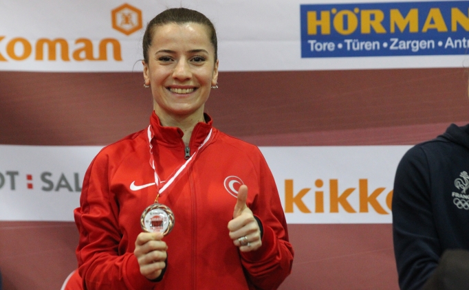 Milli karateci Serap �z�elik Arapo�lu'nun kad�nlara g�veni tam!