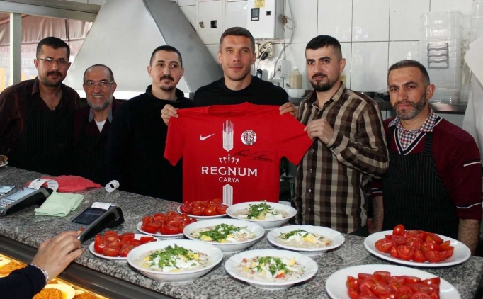 Podolski, Antalya'nn kfte piyazn da sevdi!