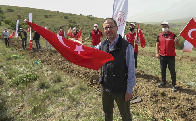 Bakan Kasapoğlu: 'Türkiye koronavirüse karşı örnek bir mücadele veriyor'