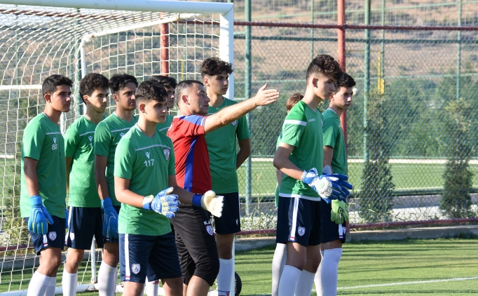 Alt�nordu gen� kalecilerini kampa ald�