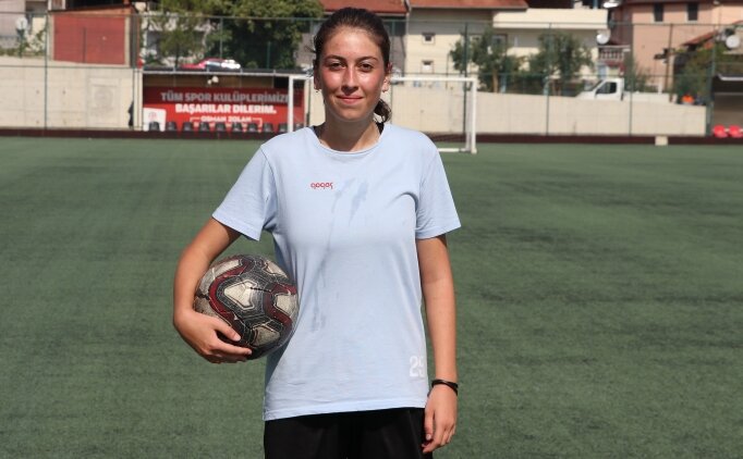 Erkeklere inat ba�lad��� futbolda ad�n� milli tak�ma yazd�rmak istiyor